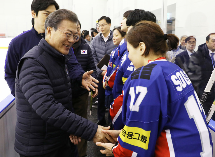 문재인 대통령이 17일 오전 충청북도 진천군 진천 국가대표 선수촌을 방문해 여자 아이스하키 대표팀 한수진 선수를 격려하고 있다. 연합뉴스