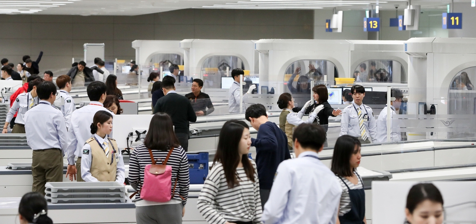 18일 오전 인천국제공항 제2터미널 원형검색대를 탑승객들이 통과하고 있다. 인천공항/공동취재사진