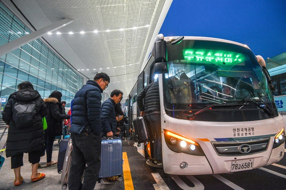 18일 오전 인천국제공항 제2여객터미널에서 여행객들이 제1터미널행 공항순환버스를 이용하고 있다. 인천공항/공동취재사진