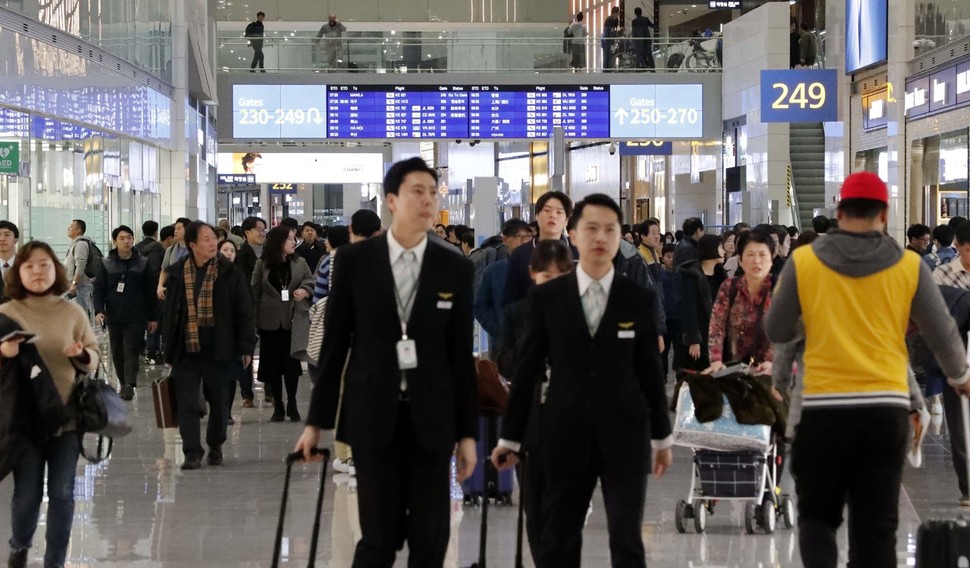 18일 오전 인천국제공항 제2여객터미널 면세구역이 탑승객들로 붐비고 있다. 인천공항/박종식 기자 anaki@hani.co.kr