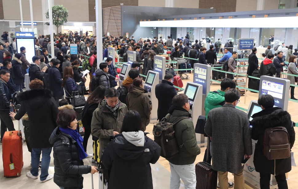 18일 오전 인천국제공항 제2여객터미널 출국장에서 탑승객들이 줄지어 기다리고 있다. 인천공항/공동취재사진