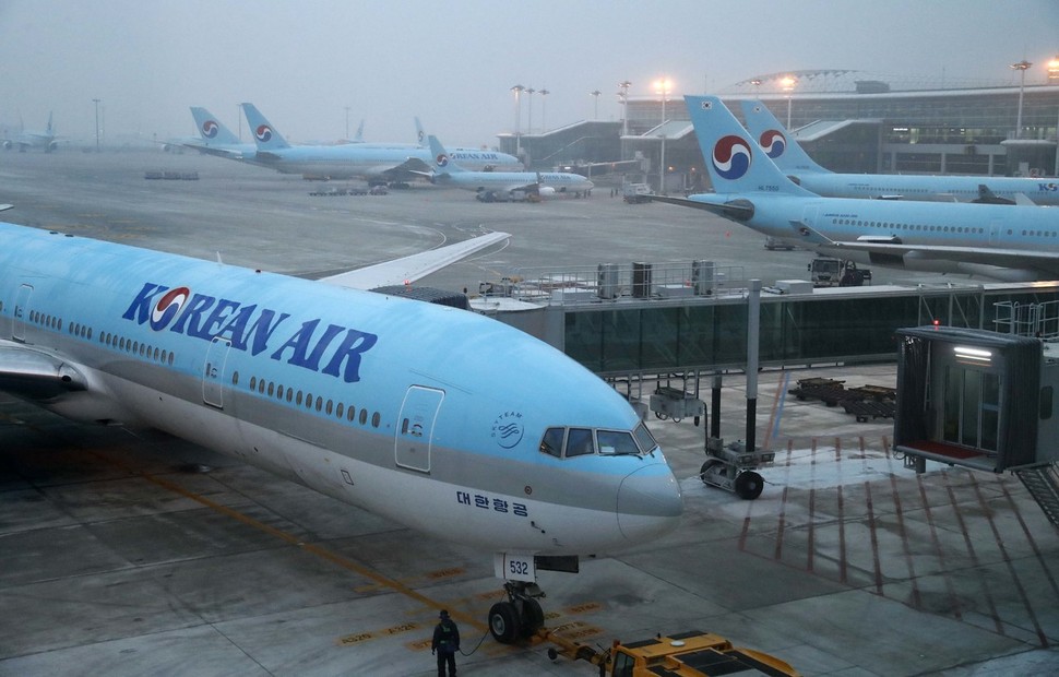 18일 오전 인천공항 제2여객터미널 계류장에서 필리핀 마닐라행 비행기가 이륙준비를 하고 있다. 인천공항/박종식 기자 anaki@hani.co.kr