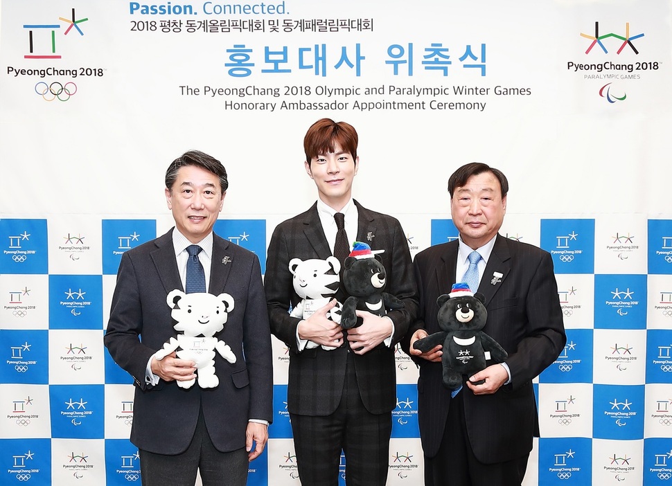 오준(왼쪽) 경희대 교수와 배우 홍종현(가운데)이 18일 동대문플라자에서 열린 평창올림픽 홍보대사 위촉식 뒤 이희범 평창올림픽조직위원장과 기념사진을 찍고 있다. 평창올림픽조직위 제공