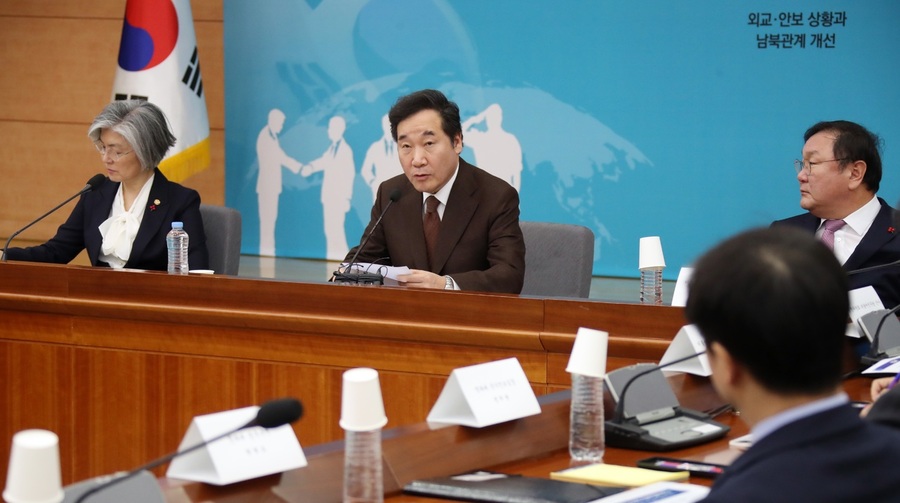 이낙연(가운데) 국무총리가 19일 오전 서울 세종로 정부서울청사 별관에서 '외교·안보상황과 남북관계 개선' 주제로 열린 2차 정부 합동 업무보고를 주재하고 있다.  연합뉴스