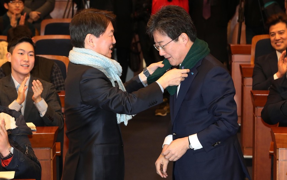 안철수 국민의당 대표가 19일 오전 국회 헌정기념관에서 ‘청년이 미래다’라는 주제로 토크콘서트를 하기에 앞서 유승민 바른정당 대표에게 국민의 당 상징색인 초록색 목도리를 둘러주고 있다. 이정우 선임기자 woo@hani.co.kr