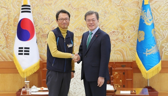 문재인 대통령이 19일 오후 청와대에서 민주노총 지도부와 간담회를 시작하기에 앞서 김명환 위원장과 악수를 하고 있다. 사진 청와대 제공