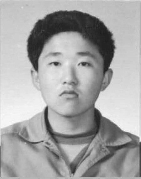 김용태 자유한국당 의원은 1987년 당시 재수생이었다. 사진은 1987년 2월 김 의원의 고등학교 졸업 사진.