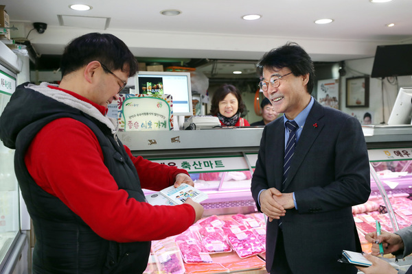 장하성 청와대 정책실장이 18일 최저임금 관련 소상공인 의견 청취와 일자리 안정자금 홍보를 위해 서울 관악구 신림사거리 상점을 방문해 대화를 나누고 있다. 연합뉴스