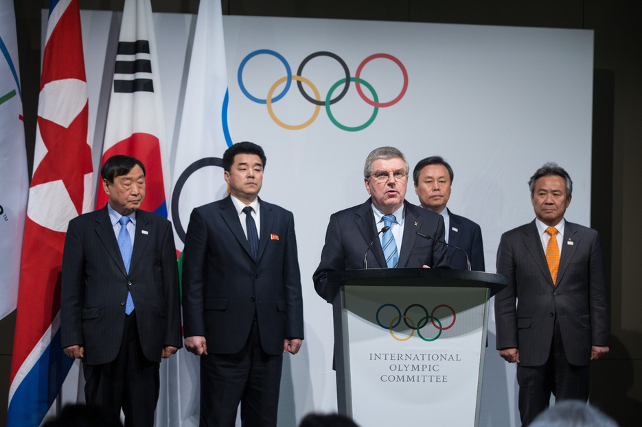 토마스 바흐 국제올림픽위원회(IOC) 위원장(가운데)이 20일(현지시각) 스위스 로잔 올림픽박물관 기자회견장에서 남북한 평창겨울올림픽 회담 결과를 발표하고 있다. 바흐 위원장의 왼쪽은 김일국 북한 체육상이고 오른쪽은 도종환 문화체육관광부 장관이다. 로잔/신화 연합뉴스