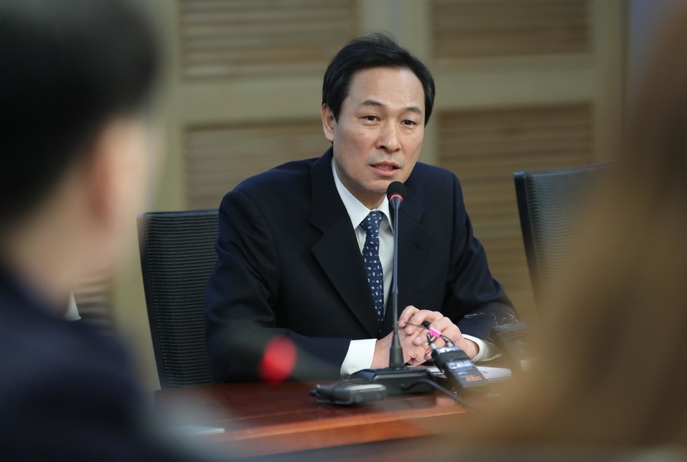 우상호 더불어민주당 의원이 21일 오전 국회 의원회관에서 기자간담회를 열어 오는 6·13 지방선거에서 서울시장에 출마하겠다고 밝히고 있다. 강창광 기자 chang@hani.co.kr