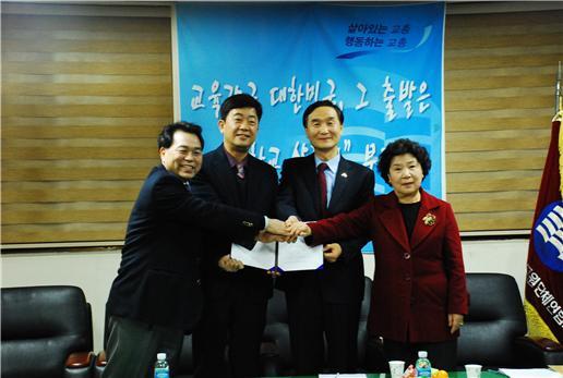지난 19일 부산시 교육감 후보 단일화에 합의한 이요섭 부산극동방송 운영위원장, 박종필 부산교총 회장, 김성진 부산대 교수, 임혜경 전 부산시교육감(왼쪽부터). 좋은 교육감 추대 부산운동본부 제공