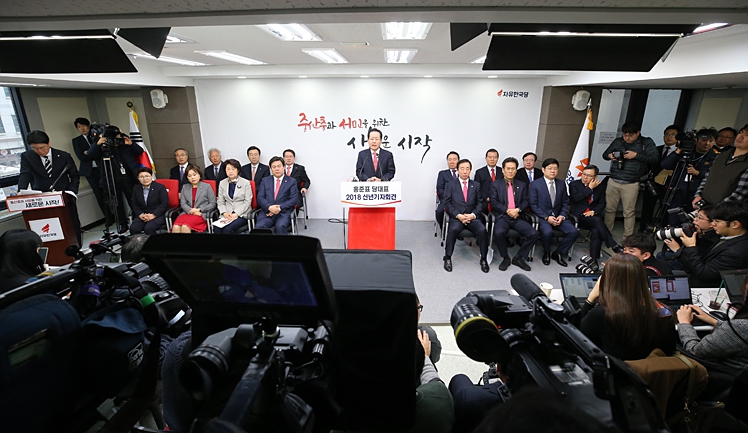 22일 홍준표 자유한국당 대표가 신년기자회견에서 기자들의 질문에 답하고 있다. 자유한국당 제공