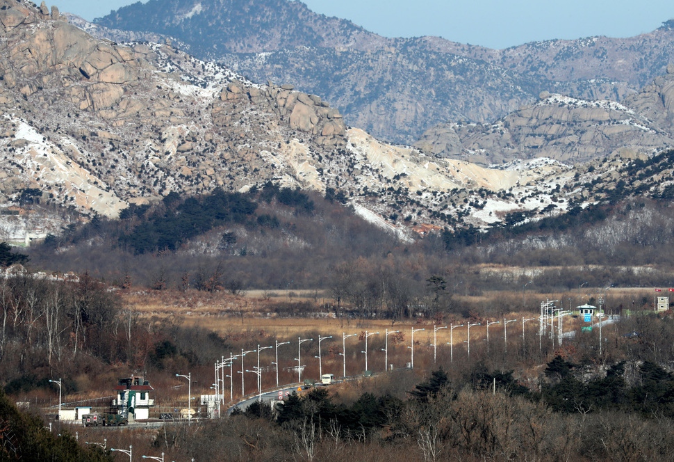 금강산 합동문화행사와 마식령 스키장 공동훈련 사전점검을 위해 방북하는 선발대를 태운 버스가 23일 오전 강원 고성 동해선 육로 비무장지대를 통과해 금강산으로 향하고 있다. 고성/공동취재사진