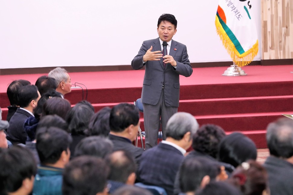 원희룡 제주지사가 23일 오전 제주시청을 연두방문한 자리에서 제주시 신청사 건립과 관련한 이야기를 하고 있다. 제주도 제공
