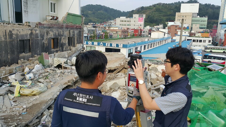 국가재난사고조사위원회는 대형재난 원인을 명확하게 규명하고 재발방지를 위한 대책을 마련하는 것을 목표로 한다. 사진은 2016년 8월 진주 건물리모델링 중 붕괴사고 때 원인조사에 나선 모습. 국립재난안전연구원 제공