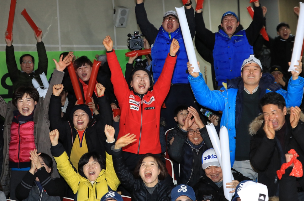 24일 오후 서울 서초구 서울고등학교에서 학생들과 테니스 팬들이 호주오픈 테니스 남자단식 준준결승 정현과 테니스 샌드그렌의 경기에서 정현의 승리에 환호하고 있다. 연합뉴스