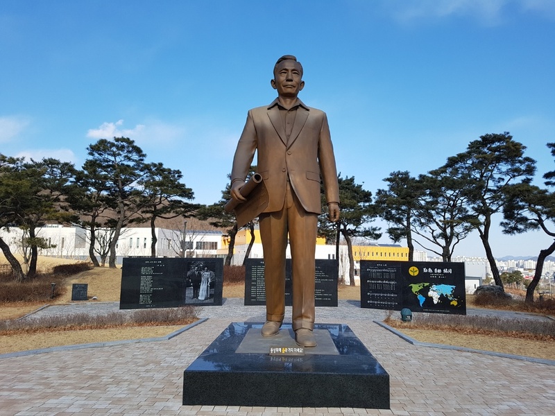 23일 낮 경북 구미시 상모동 박정희 전 대통령 동상 뒤쪽으로 지난달 31일 완성된 새마을운동 테마공원이 보인다.