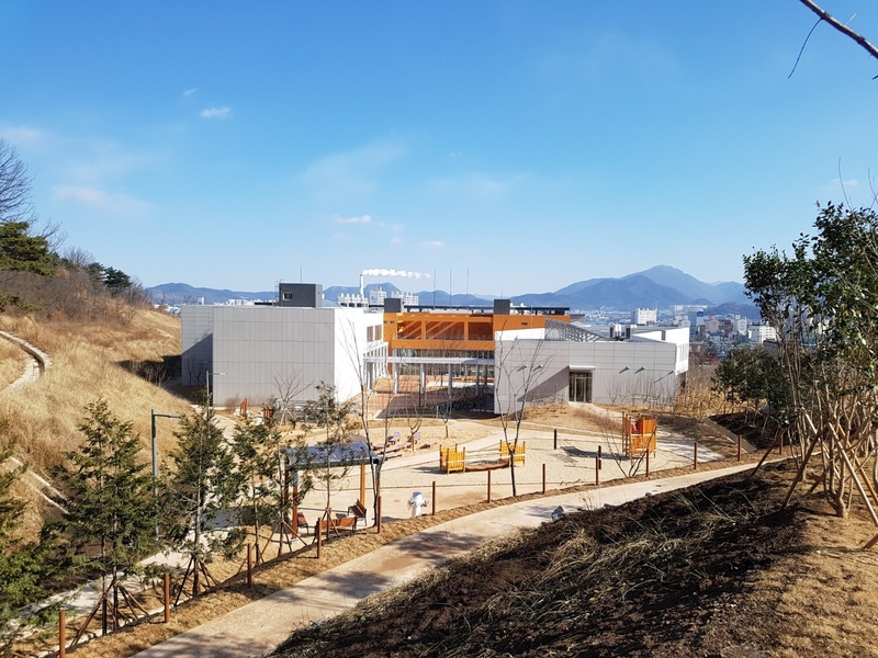 23일 낮 경북 구미시 상모동 새마을운동 테마공원에 전시관과 글로벌관 등의 건물이 들어서 있다.