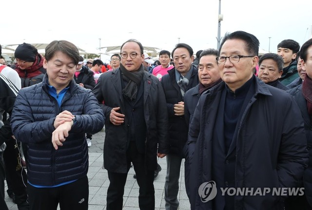 1월 7일 여수마라톤대회 행사장에 함께 참석한 국민의당 안철수 대표와 박지원 의원.