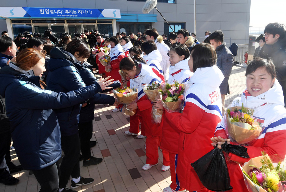 대한민국 여자 아이스하키 선수단이 평창 겨울올림픽에서 단일팀으로 함께 뛸 북한 선수들을 25일 충북 진천 국가대표선수촌 빙상장 앞에서 처음으로 만나 꽃다발을 건네주며 환영하고 있다. 북한 선수단은 선수 12명과 지원 2명, 감독1명으로 구성됐다. 남북 단일팀은 합동훈련을 통해 조직력을 다진 뒤 다음달 4일 스웨덴과의 평가전을 통해 첫 실전 경기를 치른다. 평창올림픽 첫 경기는 2월 10일 열리는 스위스와의 조별리그 1차전이다. 진천/사진공동취재단