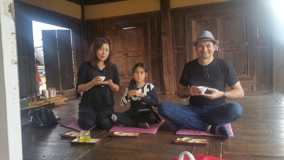 이탈리아의 세계적인 거대인형 축제인 비아레쪼 까르네발레의 기술감독인 미켈레 눈노(오른쪽)가 한국인 아내 이지화씨, 딸 올리비아와 함께 2016년 5월부터 경기도 가평에 정착해 생활하고 있다. 미켈레 눈노 제공