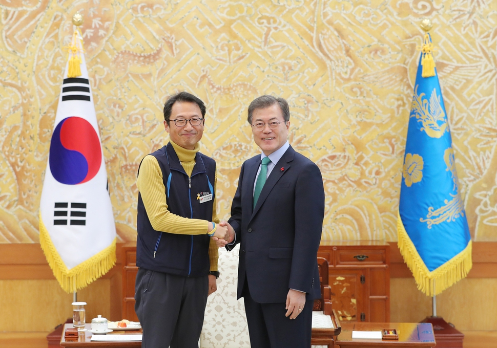 문재인 대통령이 지난 19일 오후 청와대에서 민주노총 지도부와 간담회에 앞서 김명환 위원장과 악수 하고 있다. 청와대 제공