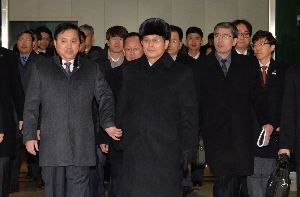 북한 선수단과 응원단, 태권도시범단 등의 평창동계올림픽 참가 관련 시설을 점검하기 위한 북측 선발대와 남북 단일팀에 참가할 북한 여자 아이스하키 선수단이 25일 오전 경의선 CIQ를 통해 남측으로 들어서고 있다. 가운데는 북측 윤용복 단장 (체육성 부국장). 사진공동취재단