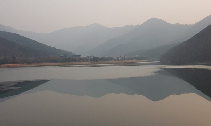 [렌즈세상] 호수는 산을 품고 / 박정섭