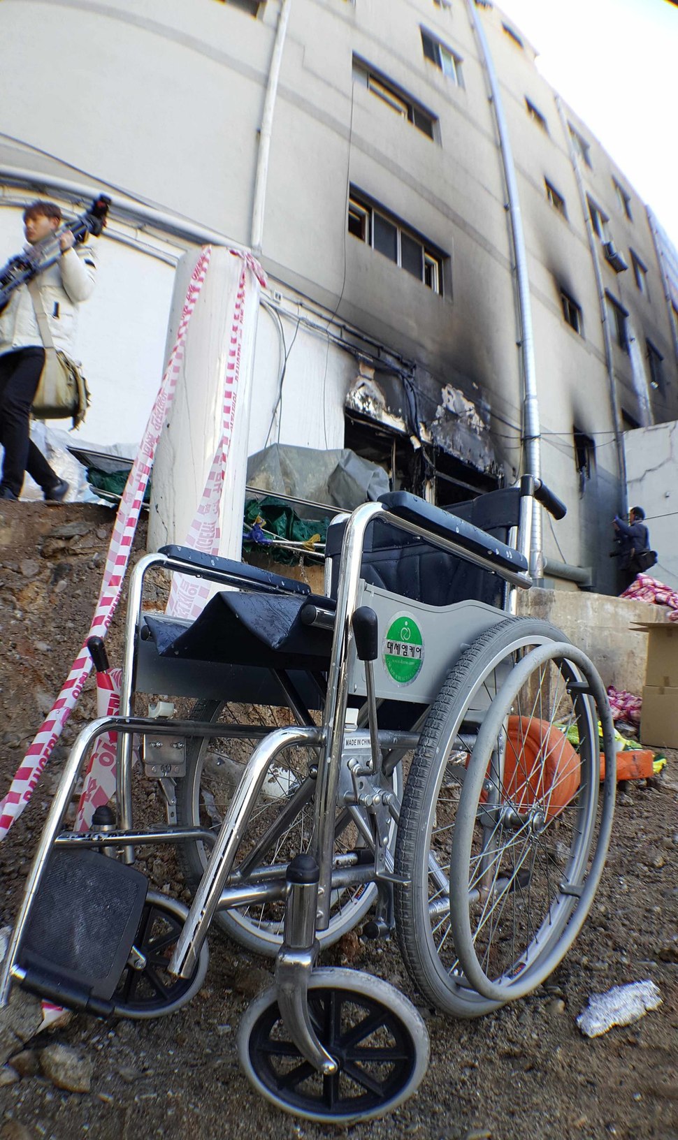 26일 아침 7시30분께 화재 참사가 발생한 경남 밀양시 가곡동 세종병원 뒷마당에 환자들이 사용했던 휠체어 한 대가 세워져 있다. 경남도민일보 제공