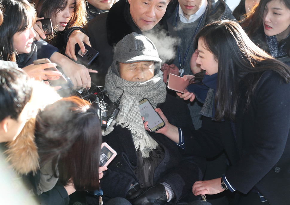 이명박 전 대통령의 친형인 이상득 전 새누리당 의원이 26일 오전 서울 서초구 서울중앙지검에 피의자 신분으로 소환돼 휠체어를 타고 들어서다 기자들의 질문이 쏟아지자 눈을 감고 있다. 신소영 기자 viator@hani.co.kr