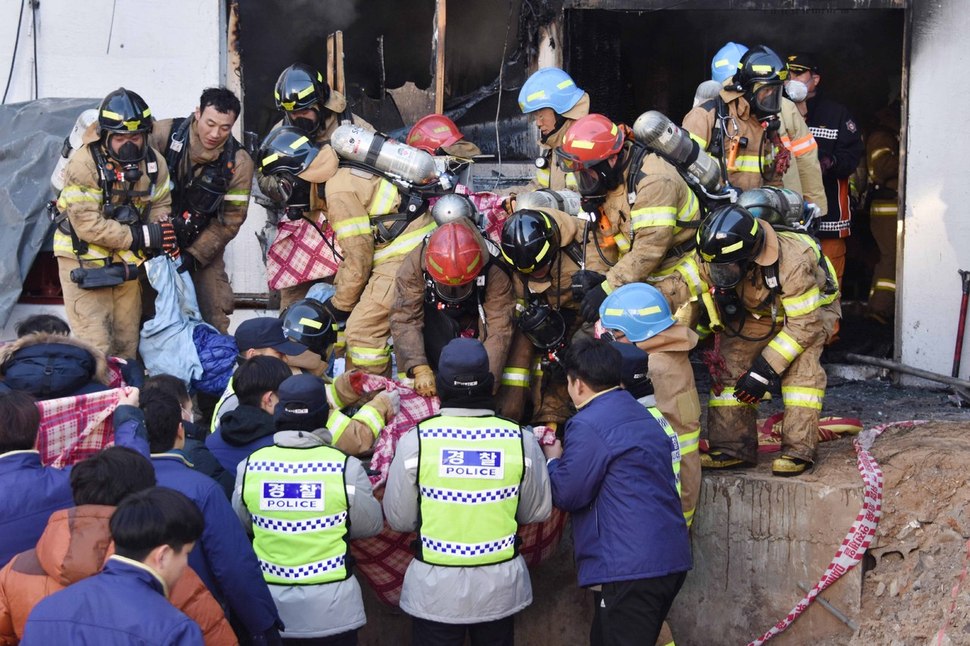 26일 오전 대형 화재 참사가 일어난 경남 밀양시 가곡동 세종요양병원에서 소방대원들과 경찰들이 사망자들을 수습하고 있다.  경남도민일보 제공