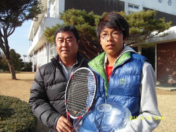 정현이 유망주로 뜨던 중3 때 모습. 당시 삼일공고 테니스 감독이던 아버지 정석진씨가 곁에 있다. 한국일보 제공