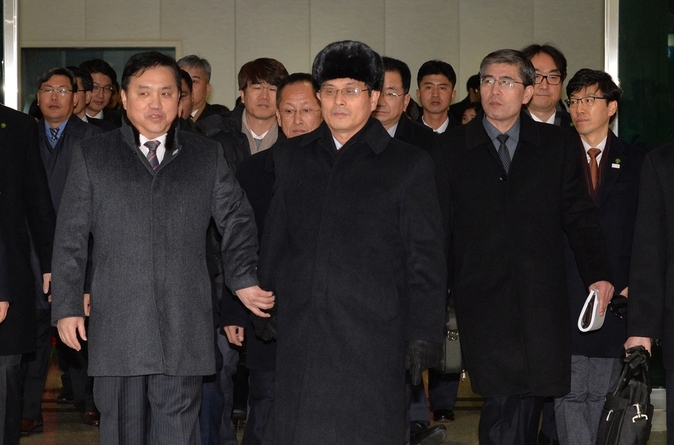 북한 선수단과 응원단, 태권도시범단 등의 평창동계올림픽 참가 관련 시설을 점검하기 위한 북쪽 선발대와 남북 단일팀에 참가할 북한 여자 아이스하키 선수단이 25일 경의선 CIQ를 통해 남쪽으로 들어서고 있다. 가운데는 북쪽 윤용복 단장. 사진공동취재단