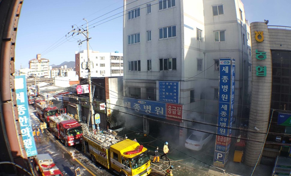 6일 오전 7시 32분께 화재가 발생한 경남 밀양시 가곡동 세종요양병원 사고현장. 경남도민일보 제공