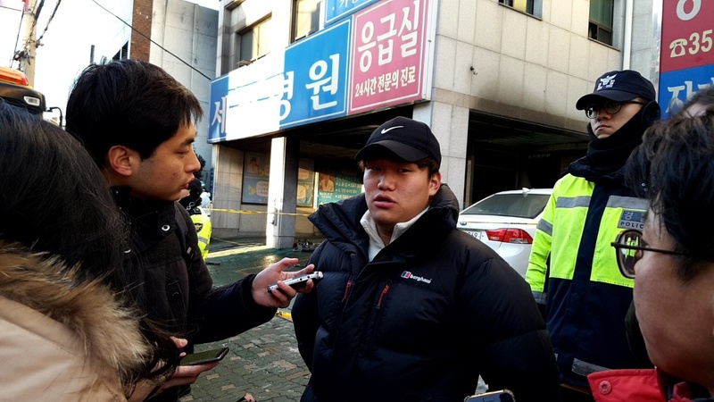 26일 경남 밀양 가곡동 세종병원에서 우영민(24)씨가 취재진에게 화재 당시를 설명하고 있다. 김일우 기자 cooly@hani.co.kr