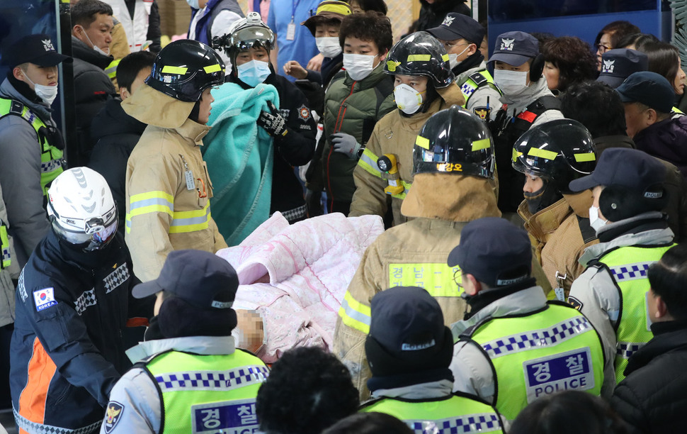 26일 아침 7시30분께 경남 밀양시 가곡동 세종병원에서 불이 나 소방대원이 환자를 이송하고 있다. 연합뉴스