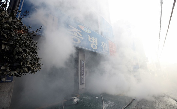 26일 오전 7시 30분께 경남 밀양시 가곡동 세종병원에서 불이나 소방대원이 화재 진압을 하고 있다. 현재 인명피해와 화재원인을 조사하고 있다. 밀양/연합뉴스