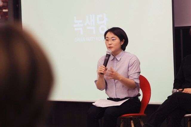 지난 16일 서울 종로구 마이크임팩트스퀘어에서 열린 녹색당 서울시당 당원간담회에 참석한 신지예씨. 녹색당 서울시당 페이스북