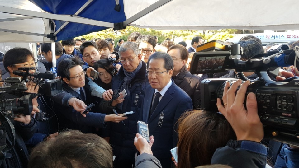 밀양 화재참사 현장 방문한 홍준표 자유한국당 대표. 황금비 기자