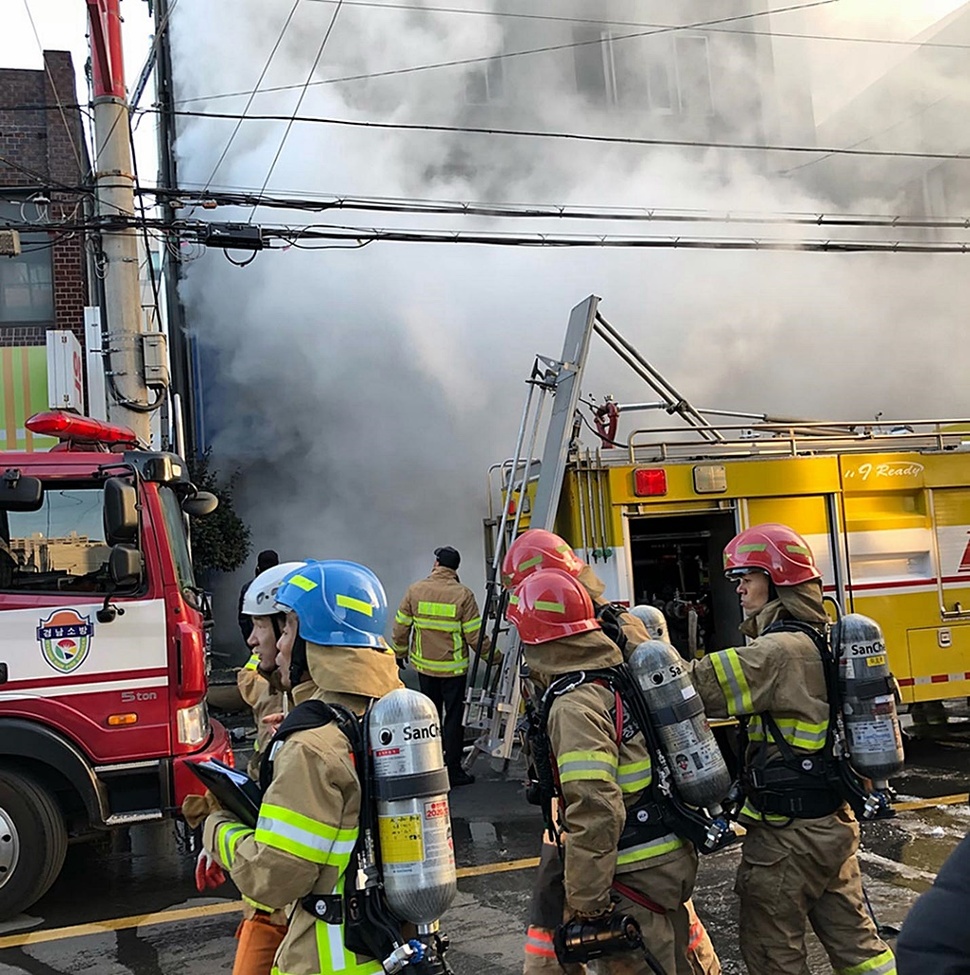 26일 오전 7시 30분께 경남 밀양시 가곡동 세종병원에서 불이나 소방대원이 화재 진압을 하고 있다. 현재 인명피해와 화재원인을 조사하고 있다. 연합뉴스