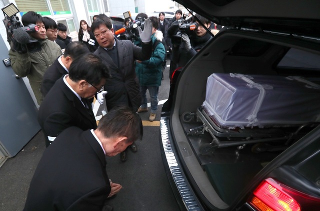 28일 오전 경남 밀양시 농협장례식장에서 밀양 세종병원 화재 참사 희생자 발인이 엄수되고 있다.  연합뉴스