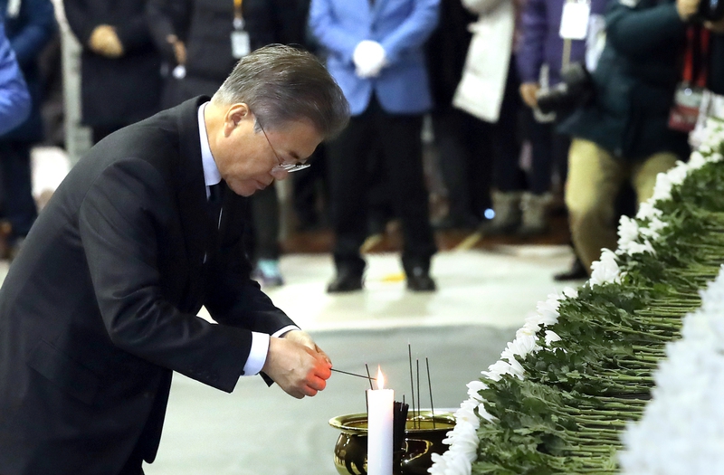 문재인 대통령이 27일 오전 경남 밀양시 세종병원 화재 참사 합동분향소가 마련된 밀양 문화체육회관을 방문해 분향하고 있다. 연합뉴스