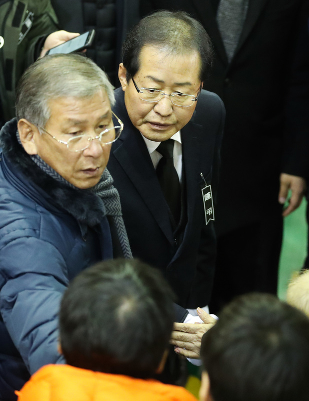 홍준표 자유한국당 대표가 27일 오전 경남 밀양시 삼문동 밀양문화체육회관에 마련된 밀양 세종병원 화재 희생자 합동분향소에서 유가족의 항의를 받고 있다. 연합뉴스