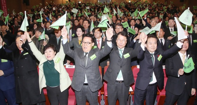 바른정당과의 통합에 반대하는 국민의당 호남 중진의원 등이 28일 오후 국회 의원회관에서 연 `민주평화당' 창당발기인대회에서 조배숙 창당준비위원장과 참석자들이 두 손을 맞잡아 들어올리고 있다. 앞줄 왼쪽부터 권노갑 전 의원, 조 위원장, 박지원, 천정배, 정동영, 장병완 의원. 이정우 선임기자 woo@hani.co.kr