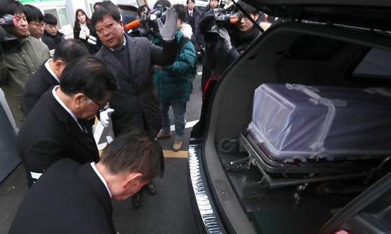 “우리가 이렇게 보내…엄마 사랑해” 밀양 참사 희생자 첫 발인