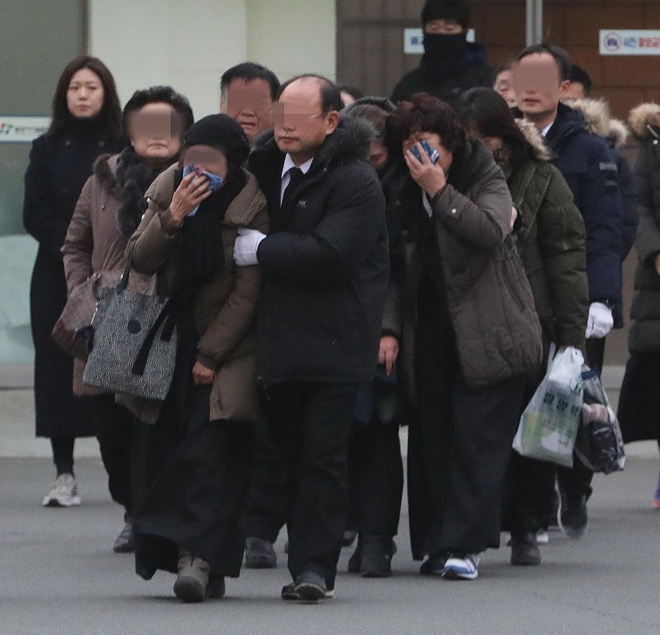 28일 오전 경남 밀양 농협장레식장에서 열린 세종병원 참사 희생자 발인에서 유가족들이 오열하고 있다. 밀양/박종식 기자 anaki@hani.co.kr