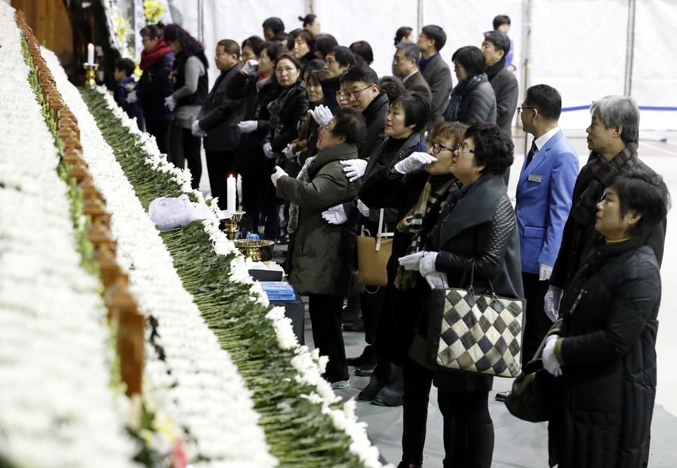 28일 오후 경남 밀양문화체육회관 '세종병원 화재 참사 희생자 합동분향소'에서 시민들이 조문하고 있다. 밀양/박종식 기자 anaki@hani.co.kr