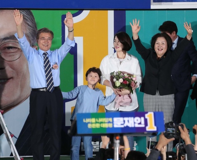 문재인 대통령이 후보시절이던 지난 5월8일 밤 서울 광화문광장에서 열린 19대 대선 마지막 유세에서 딸 다혜씨(왼쪽 셋째)로부터 어버이날을 맞아 카네이션을 받은 뒤 손을 들어 인사하고 있다. (왼쪽부터) 문 대통령, 손자, 딸 다혜씨, 부인 김정숙 여사. 공동취재사진