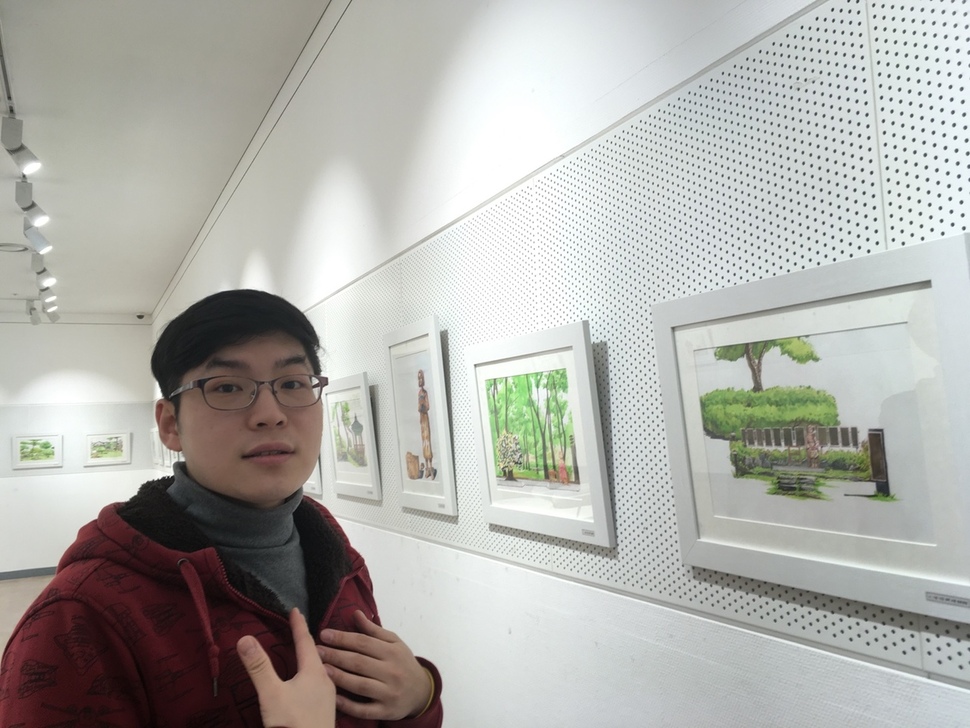 지난해 5월부터 104일 동안 노숙을 하며 전국에 세워진 소녀상을 수채화로 담아내 전시회를 열고 있는 대학생 김세진씨가 29일 오전 성남시청에 전시된 소녀상 그림 앞에서 그동안의 제작 과정을 설명하고 있다.
