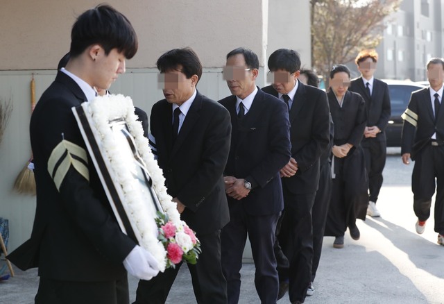 29일 오전 경남 밀양 한솔병원 장례식장에서 세종병원 희생자 이아무개(84)씨의 발인식이 치러지고 있다. 밀양/박종식 기자 anaki@hani.co.kr